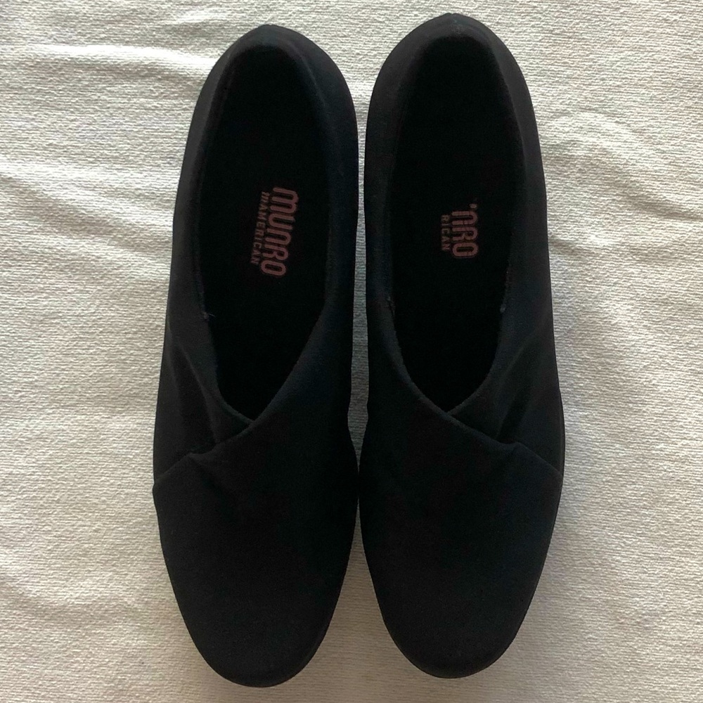 LIKE NEW w/ NO WEAR AREAS!  Munro Walking Wedge.